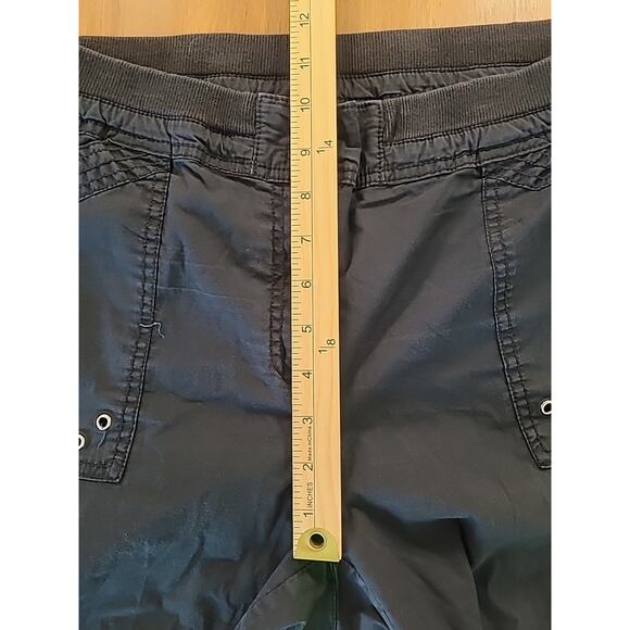 Chico’s Size 1.5 M Black Cargo Pants Snap Roll Up Capri Crop Ultimate Fit EUC - Picture 5 of 6